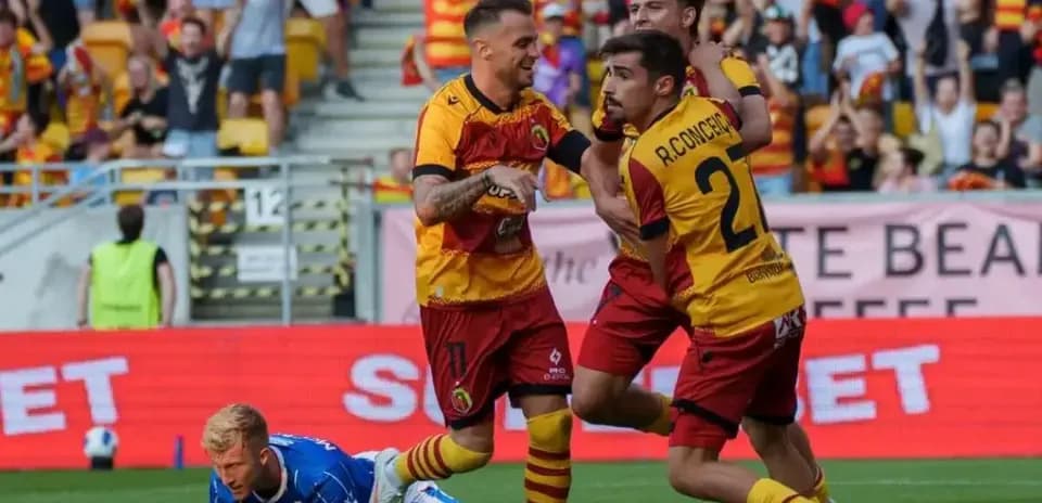 Jagiellonia players celebrating a goal during match