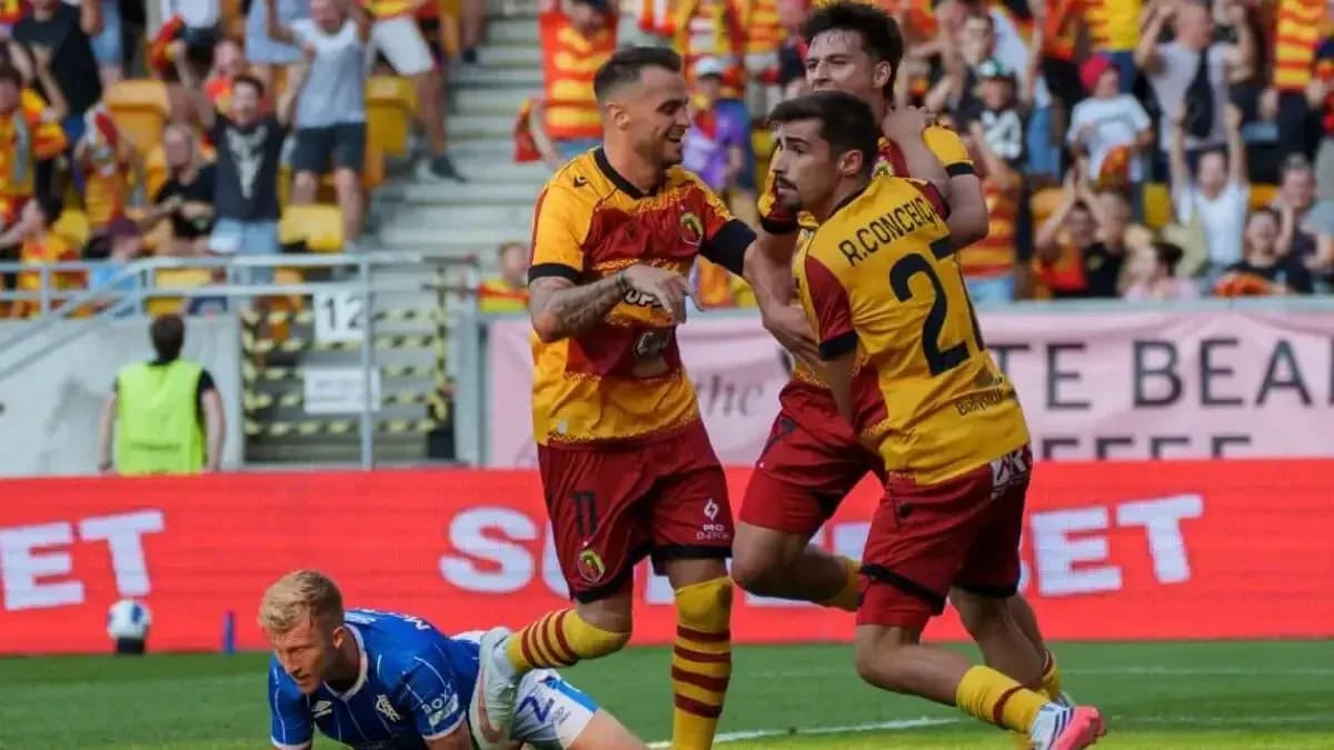 Jagiellonia players celebrating a goal during match