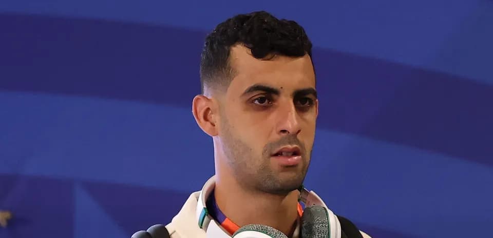 Player arriving with headphones before event