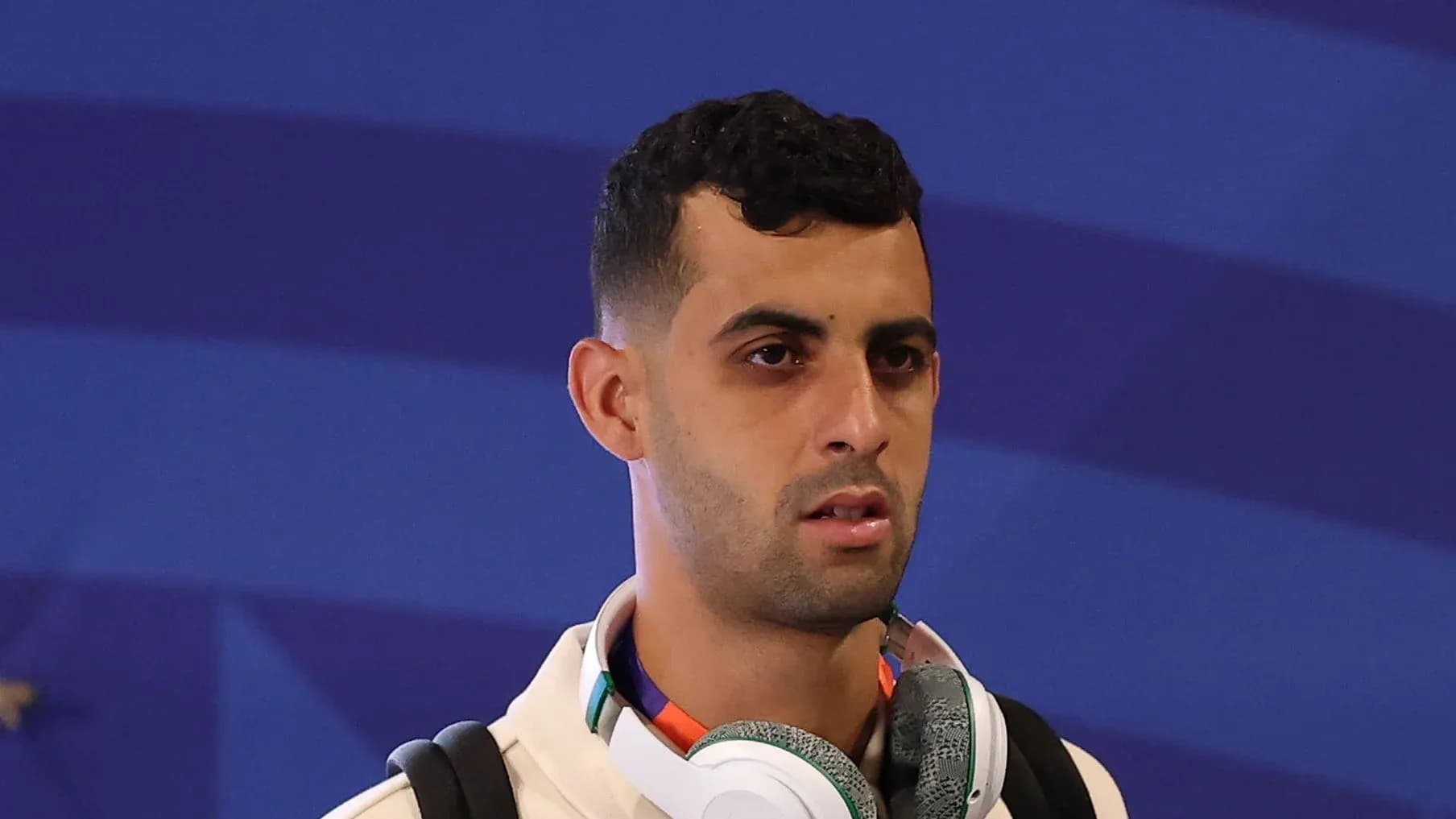Player arriving with headphones before event