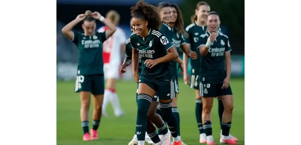 Real Madrid women celebrating during match