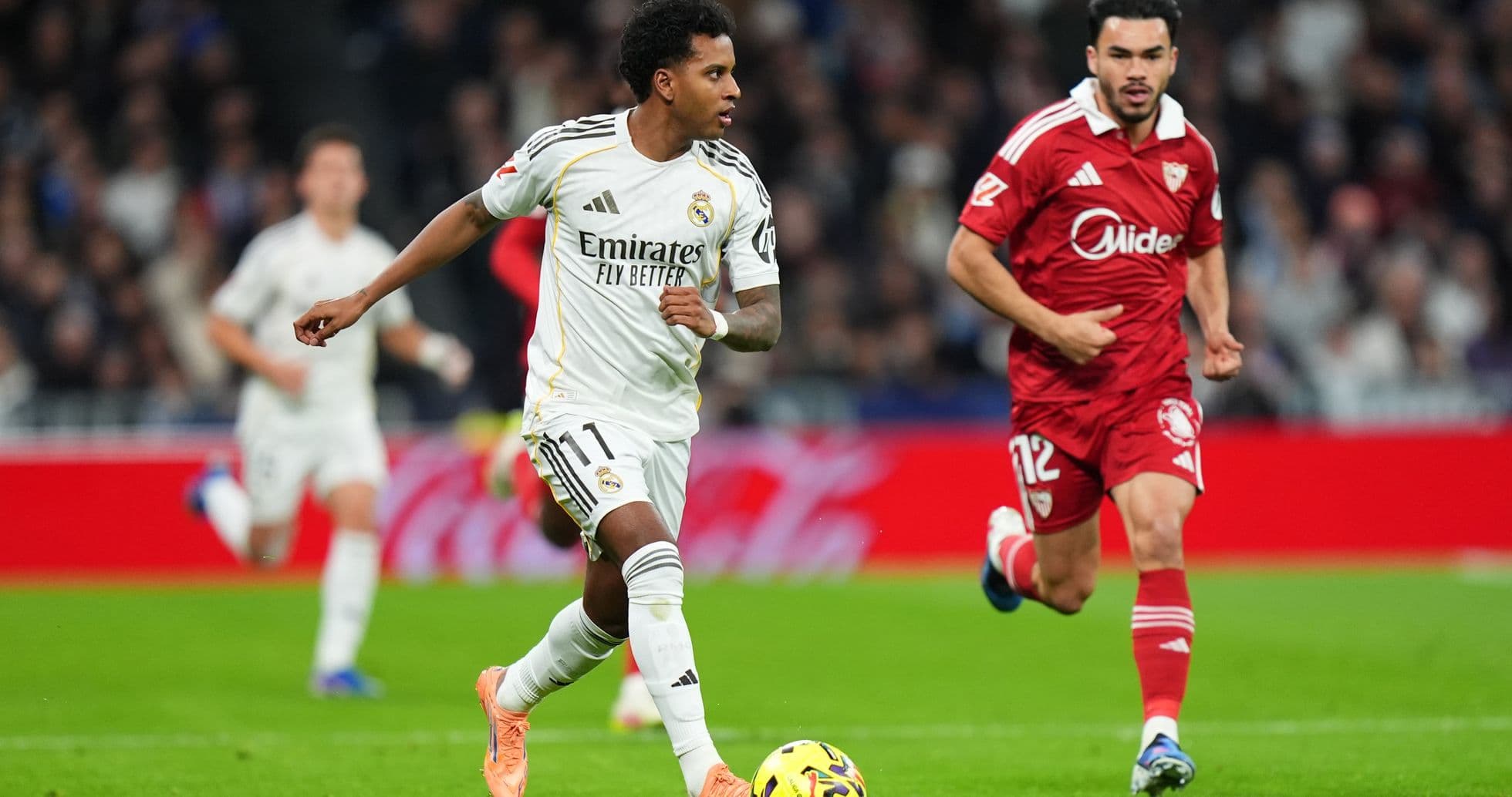 Player dribbling the ball during Sevilla vs Real Madrid
