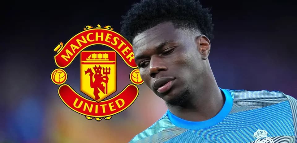 Player in training kit with Manchester United logo