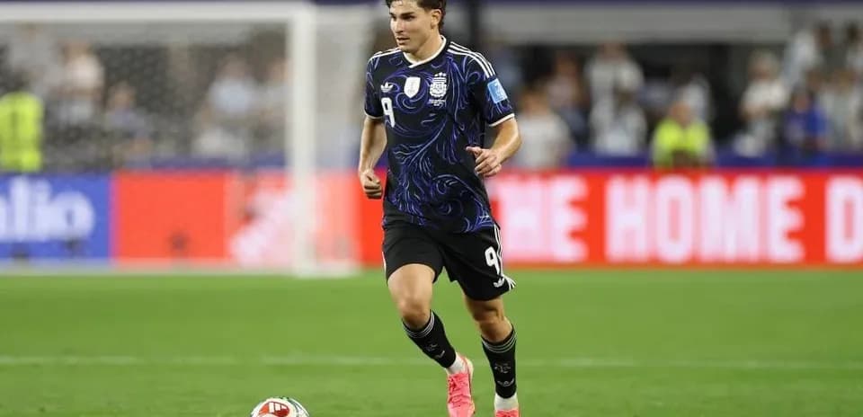 Player in Argentina kit running on the pitch