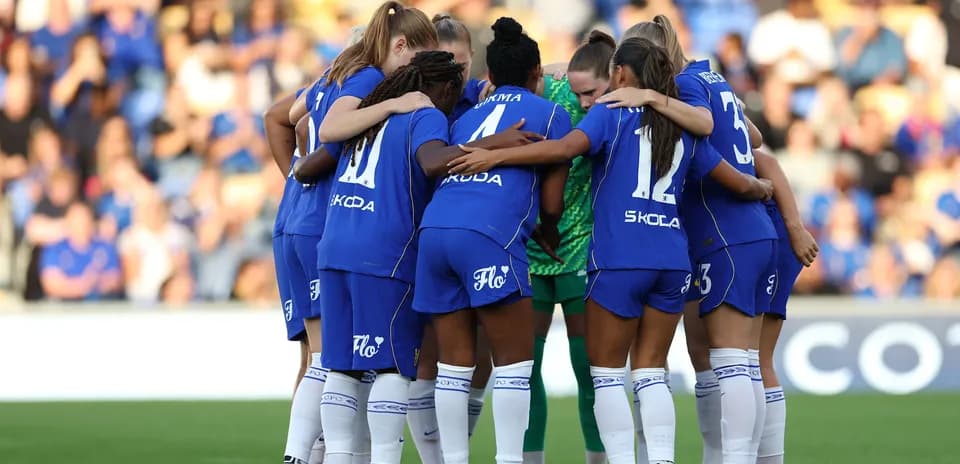 Chelsea W players huddling before the match