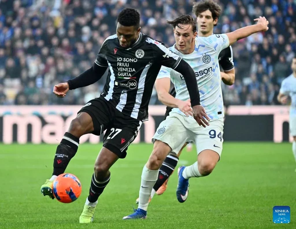 Player from Udinese dribbling against Inter defender