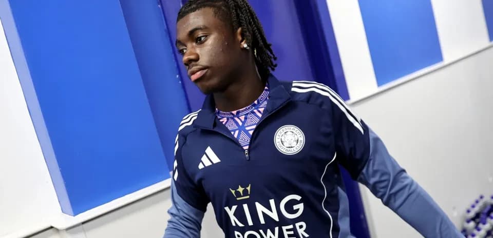 Player entering the stadium wearing Leicester City tracksuit