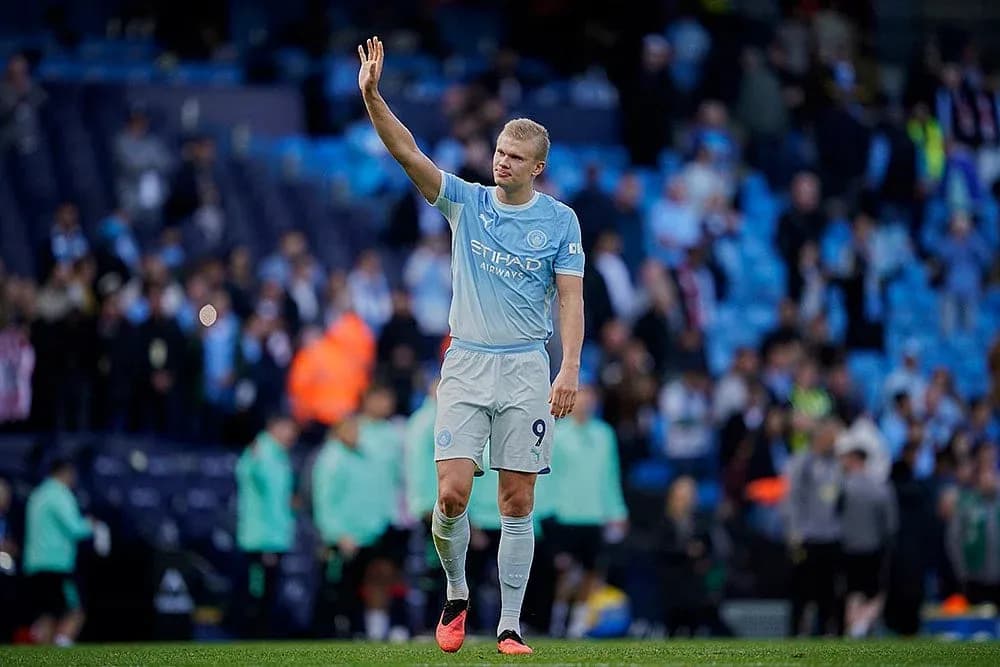 Manchester City player waving to the crowd