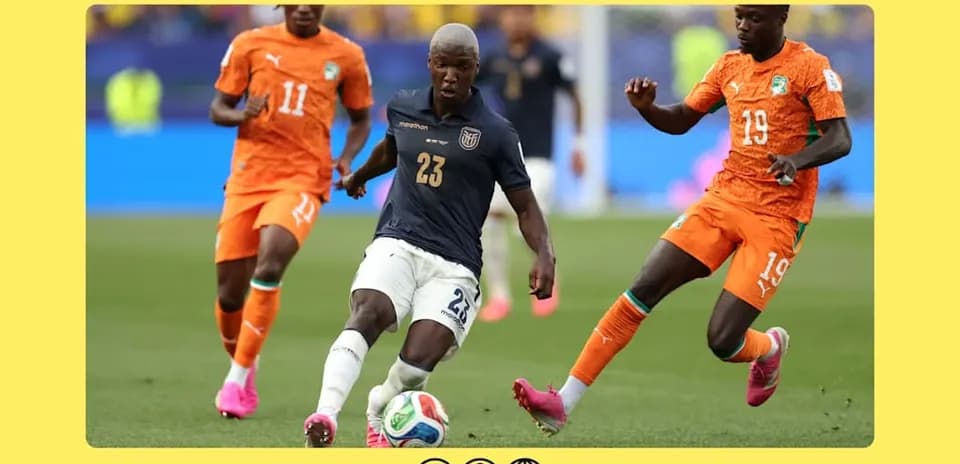 Ecuador player dribbling past two Ivory Coast defenders