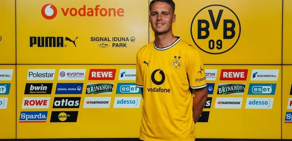 Player in Borussia Dortmund jersey at press conference