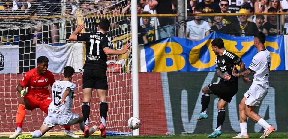 Goalkeeper saves shot during Como vs Parma match