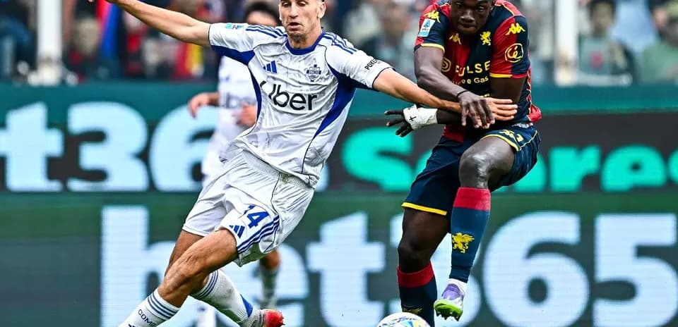 Genoa player challenges Como opponent during match
