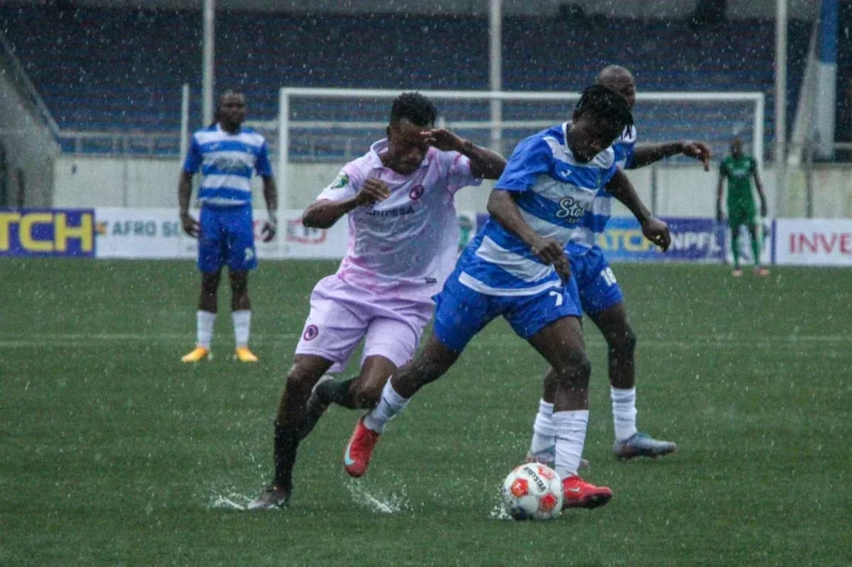 Enyimba player tackles Sporting Lagos opponent