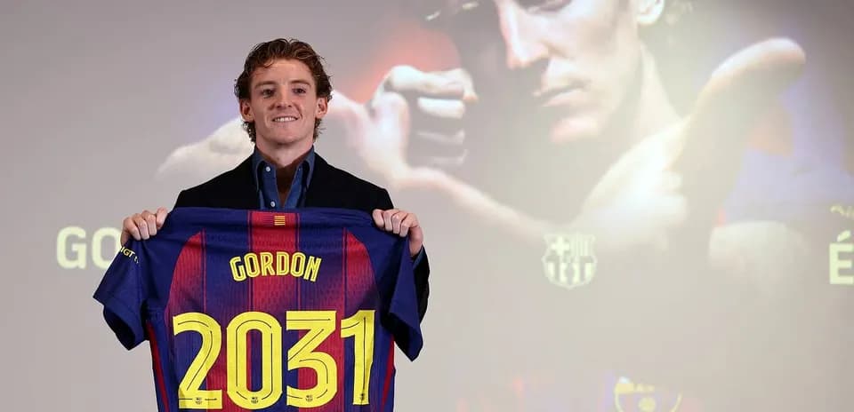 Player presenting Barcelona jersey with number 2031