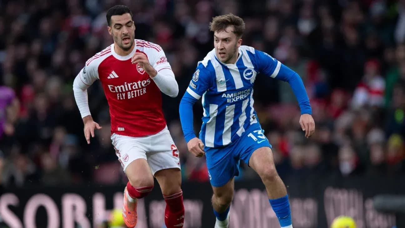 Arsenal and Brighton players competing for the ball