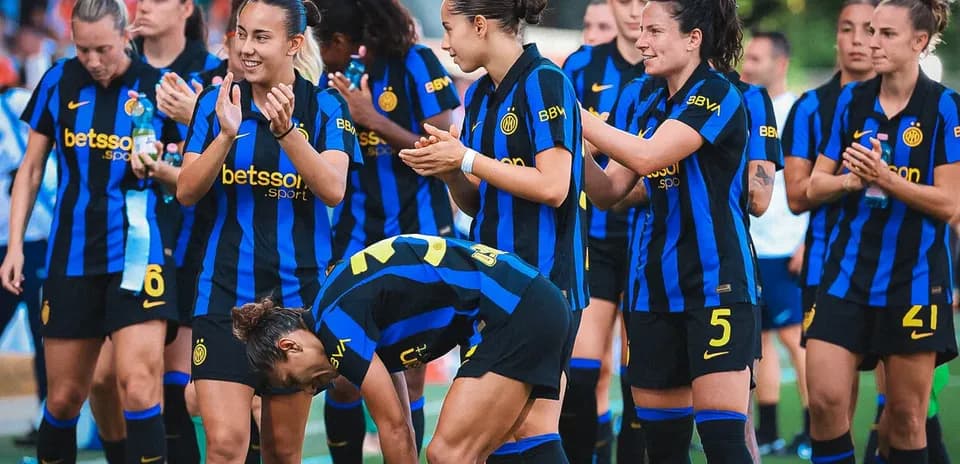 Inter Milano W players celebrating on the field
