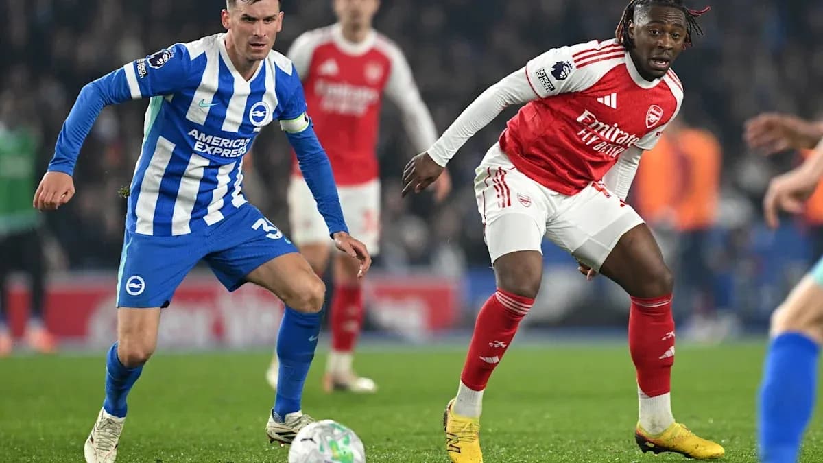 Brighton and Arsenal players competing for the ball