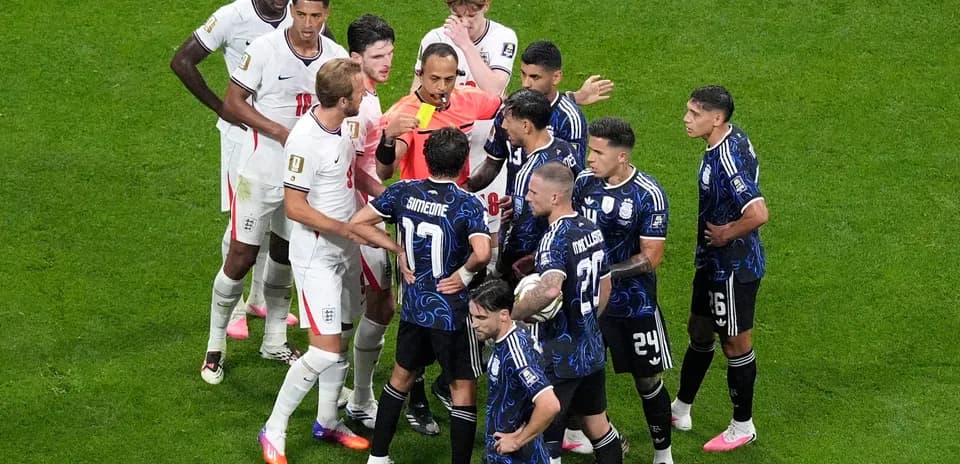 Players arguing with referee during England vs Argentina