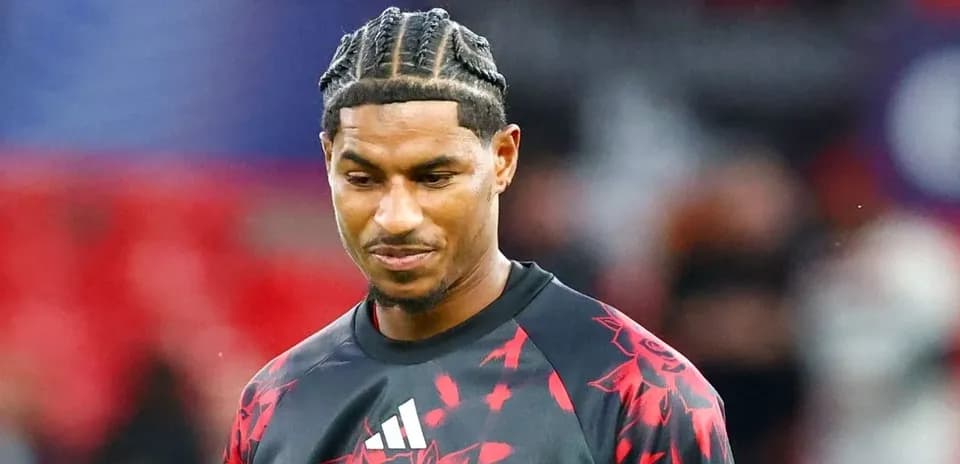 Player in Manchester United training gear on pitch