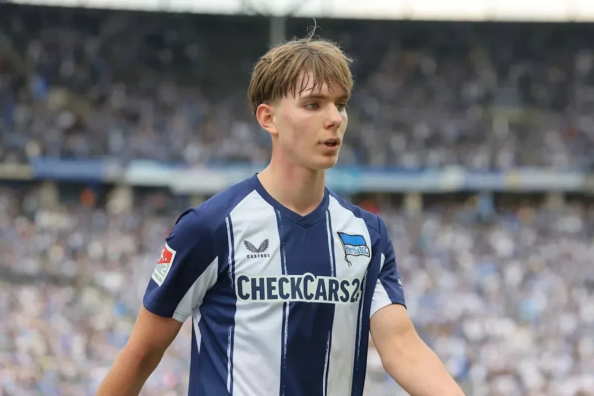 Player in Hertha BSC jersey on the field
