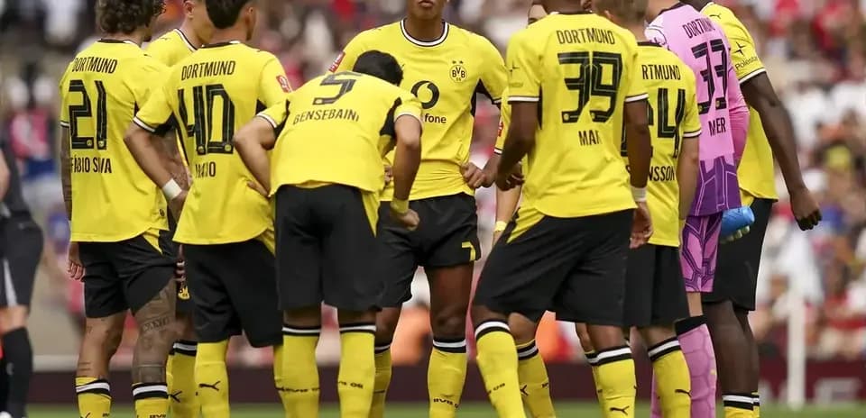 Borussia Dortmund players in a team huddle