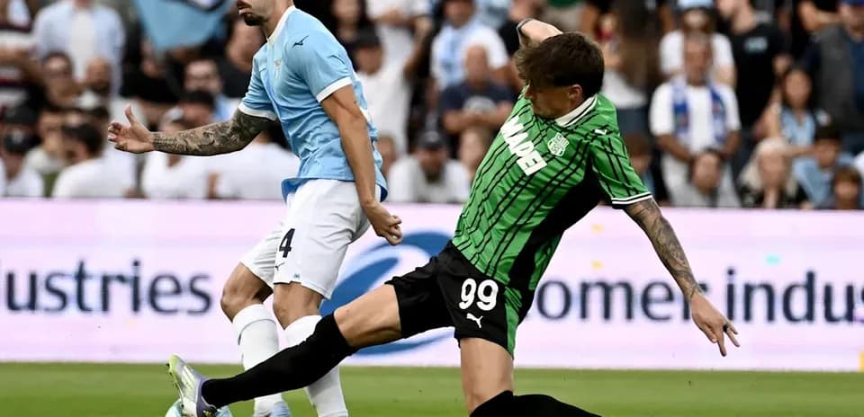Lazio and Sassuolo players competing for the ball