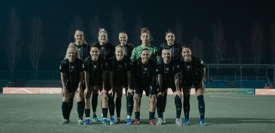 Como women's team posing for team photo