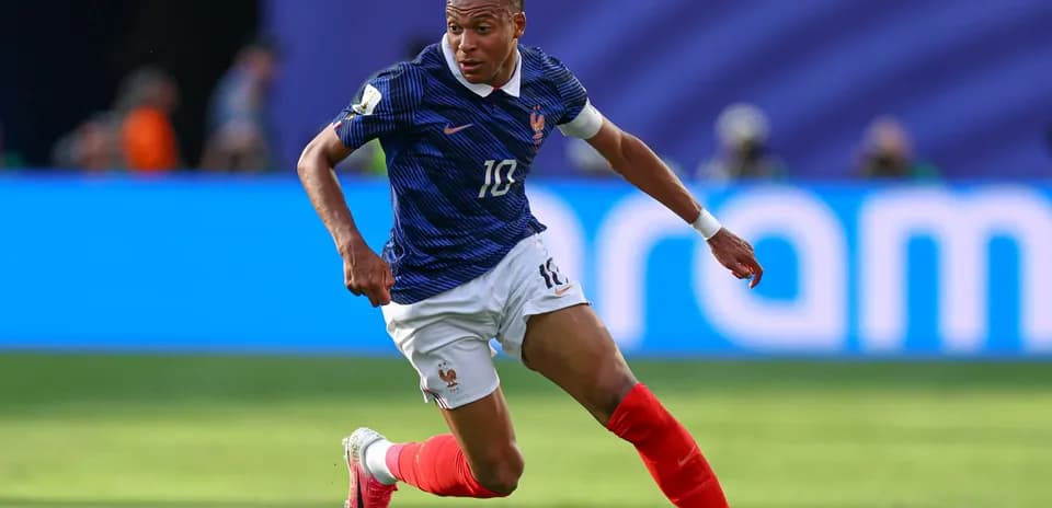 Kylian Mbappé dribbling during World Cup match