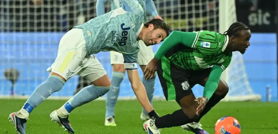 Player challenge during Sassuolo vs Juventus match