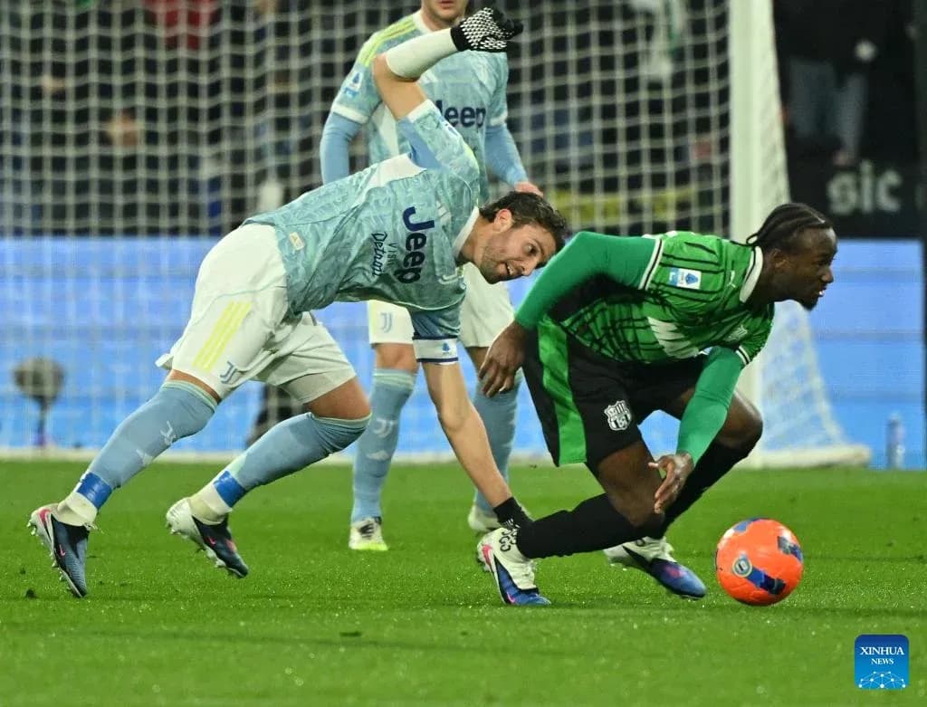 Player challenge during Sassuolo vs Juventus match
