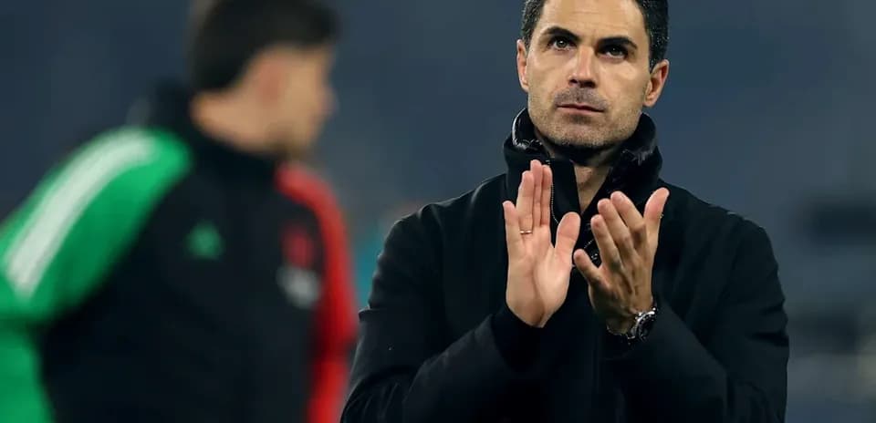 Manager applauding during training session