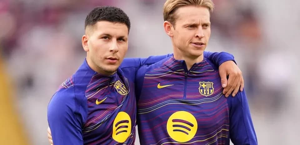 Two players in FC Barcelona training gear together