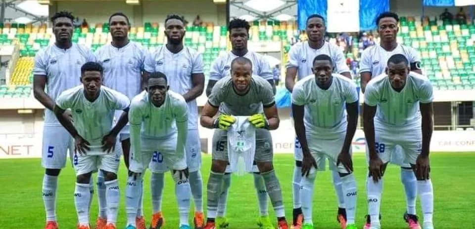 Rivers United team posing before match