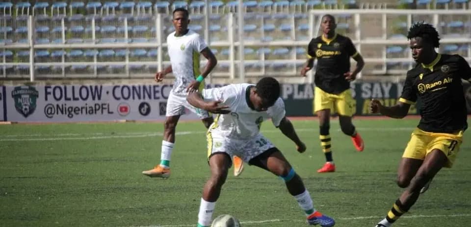 Ranchers Bees player dribbling past defenders