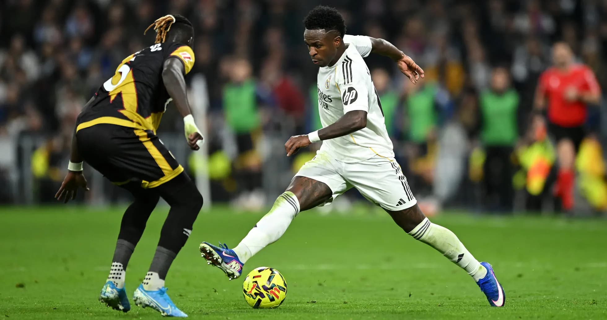 Vinicius Jr. dribbling against Rayo Vallecano player