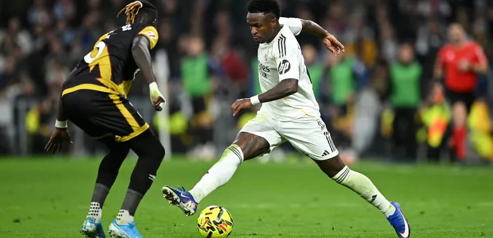 Vinicius Jr. dribbling against Rayo Vallecano player