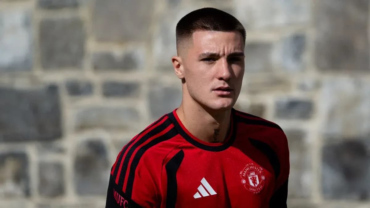 Player in red Manchester United training kit