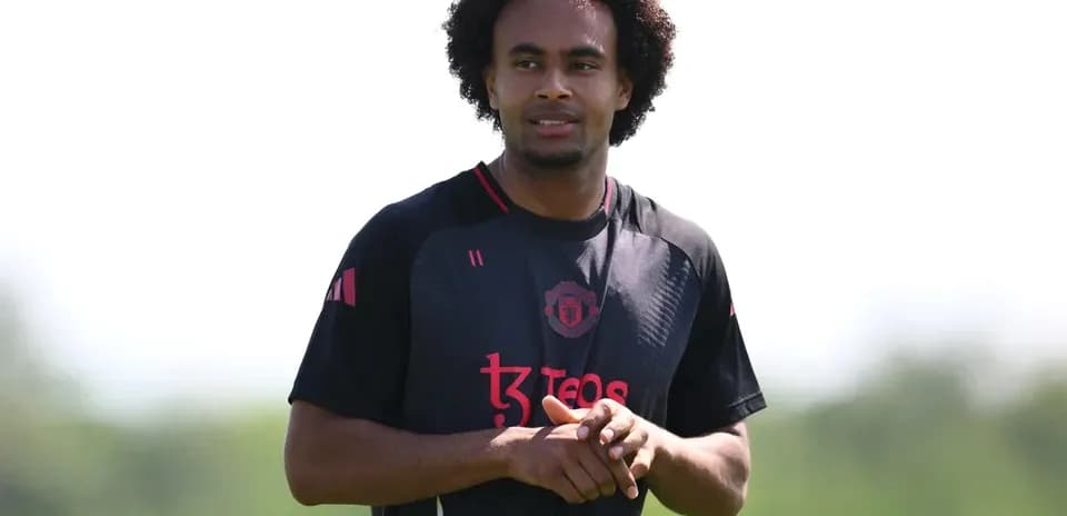 Player training in Manchester United practice kit