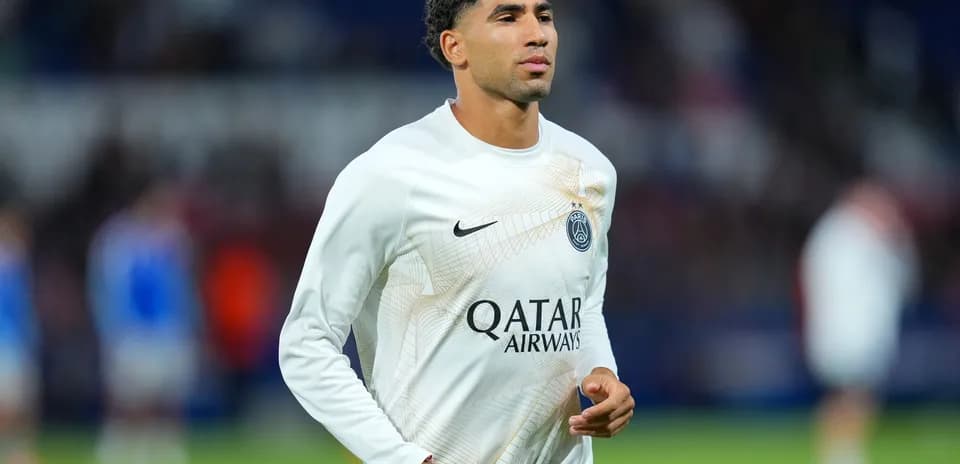 Player warming up in Paris Saint-Germain kit