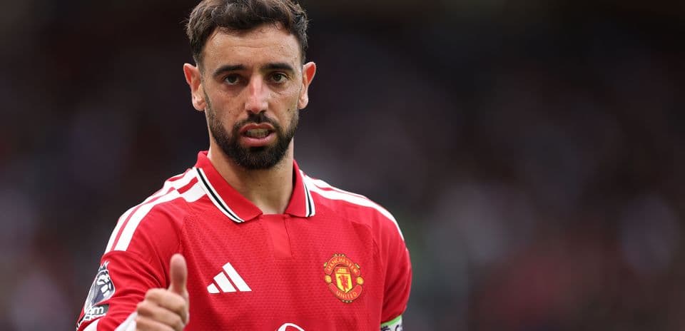 Bruno Fernandes gesturing during Manchester United match