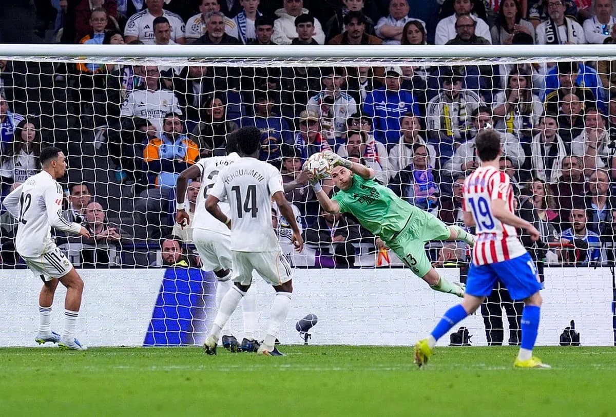 Goalkeeper saving a penalty during Madrid derby