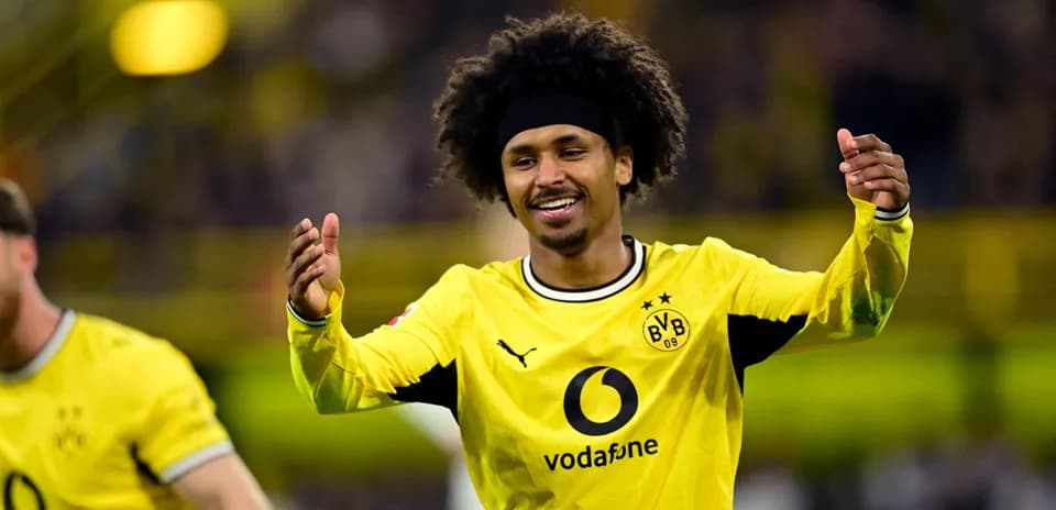 Player celebrating in Borussia Dortmund jersey