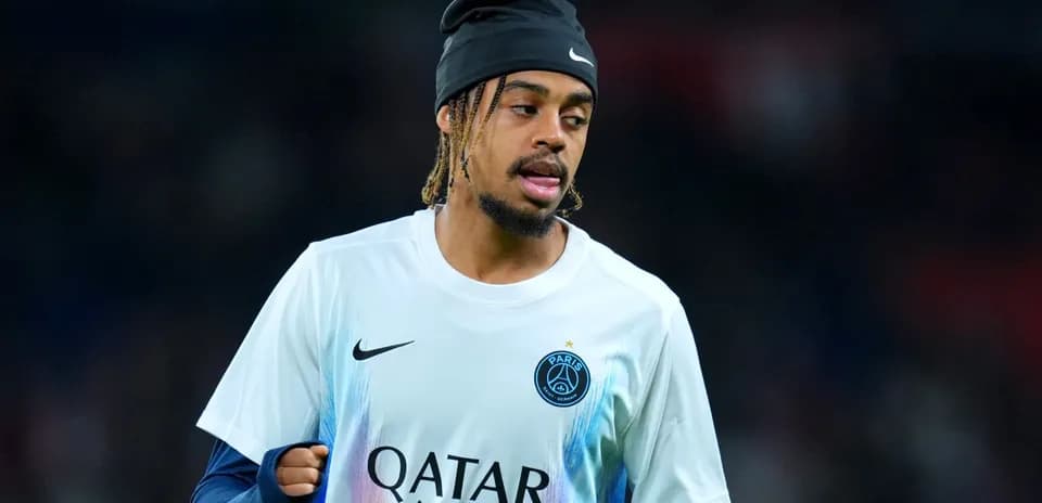 Player warming up in PSG training gear