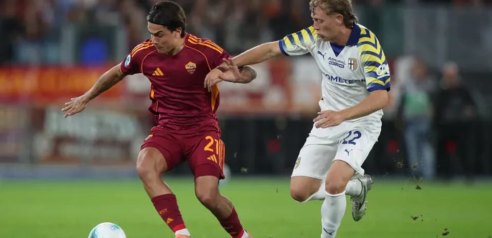 AS Roma player dribbling against Parma player