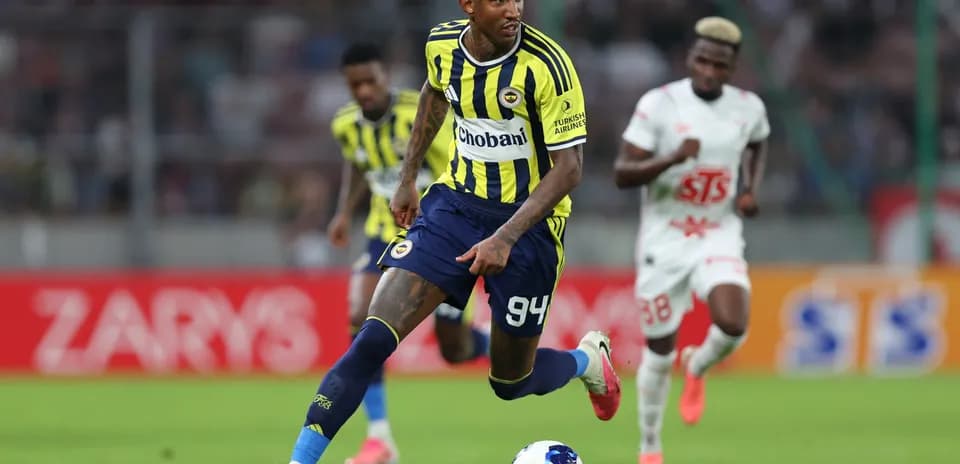 Fenerbahçe player running with the ball