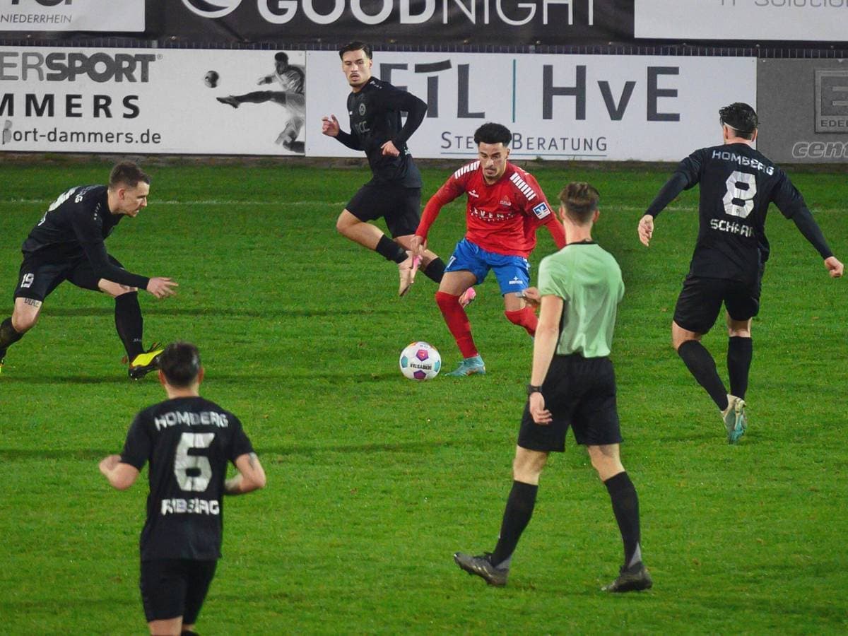 Holzheimer SG player dribbling past defenders