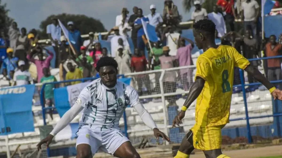 Shooting Stars player dribbling against Nasarawa United