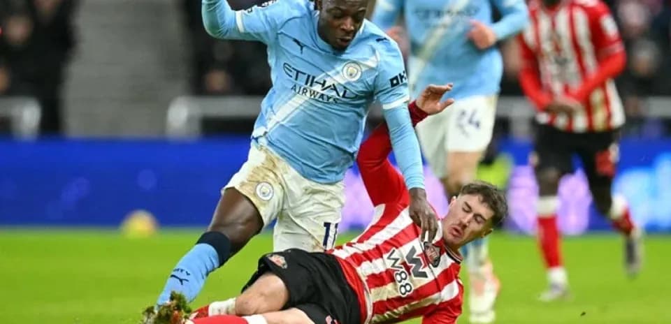 Player from Manchester City evading a tackle