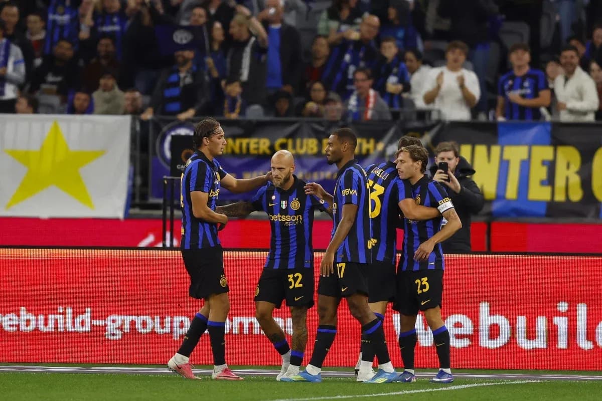 Inter Milan players celebrating a goal together