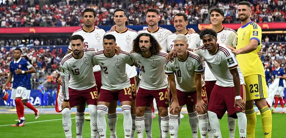 Spain national team posing before the match